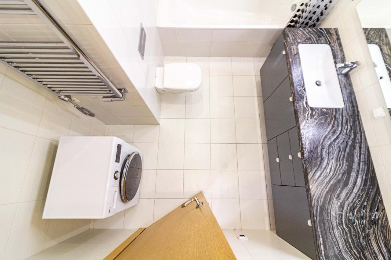 Cohost I Sunny Center Apt, Covered Parking, Balcony & Self Check-In Kaunas Esterno foto